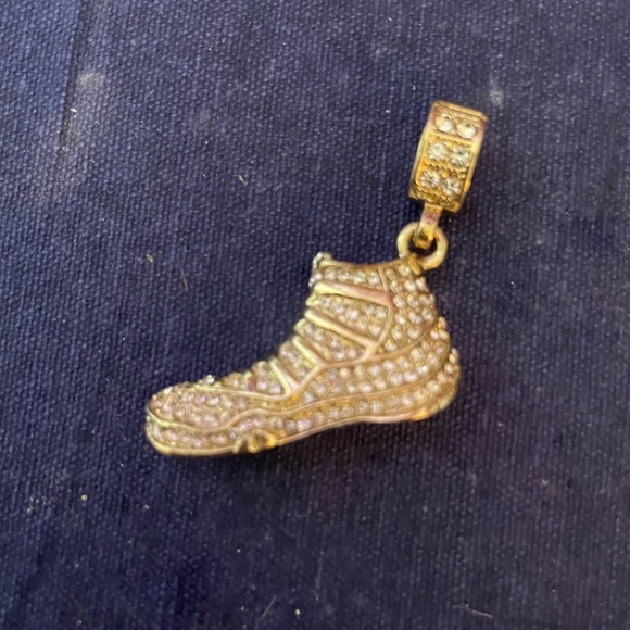 Mens Sneaker Pendant - Picture 2 of 4
